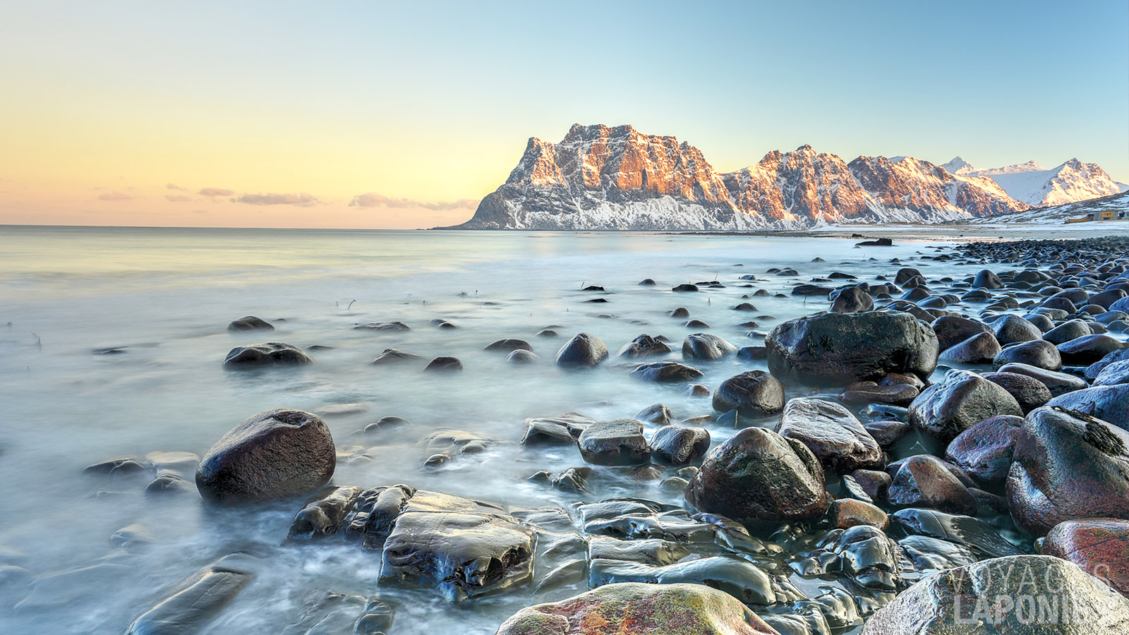 Cet archipel spectaculaire de Norvège est réputé pour ses paysages montagneux saisissants et ses villages de pêcheurs pittoresques