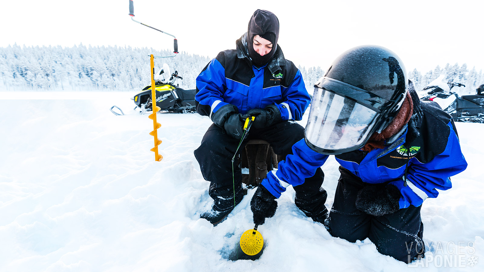 Lors d’une excursion en motoneige, vous ferez une pause sur un lac gelé pour pratiquer la pêche sur glace