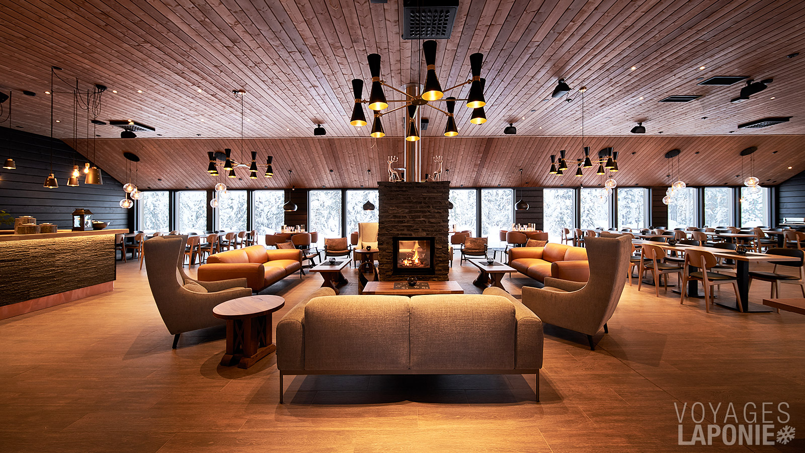 Dans le bâtiment principal se trouvent notamment la réception et le restaurant