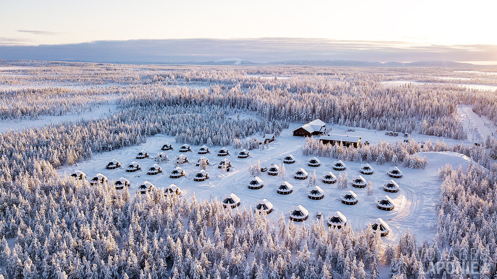 L’hôtel dispose de 40 Aurora Cabins situées à proximité du bâtiment principal, comprenant notamment le restaurant