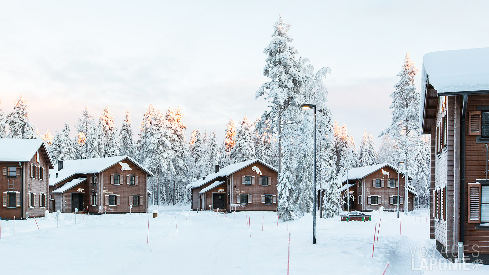 Le complexe se compose de 10 chalets, entièrement équipés pour vous offrir un séjour confortable et inoubliable