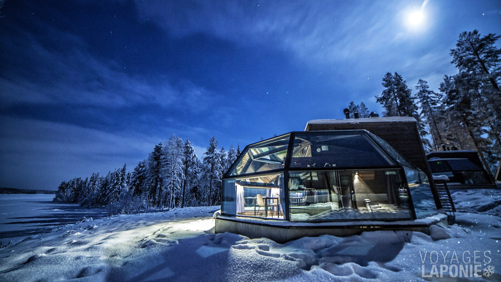 Optez pour une nuit optionnelle dans un igloo de verre, loin de toute pollution lumineuse, pour profiter pleinement du spectacle magique des aurores boréales lorsqu’elles se manifestent