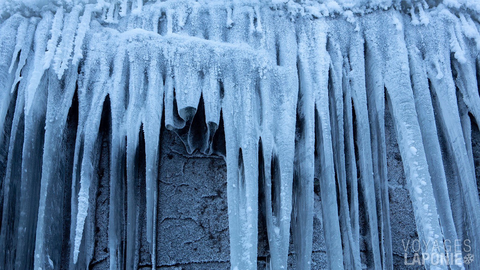 Dans la gorge de Korouoma, vous pourrez admirer des formations de glace, des falaises de glace imposantes et des cascades gelées