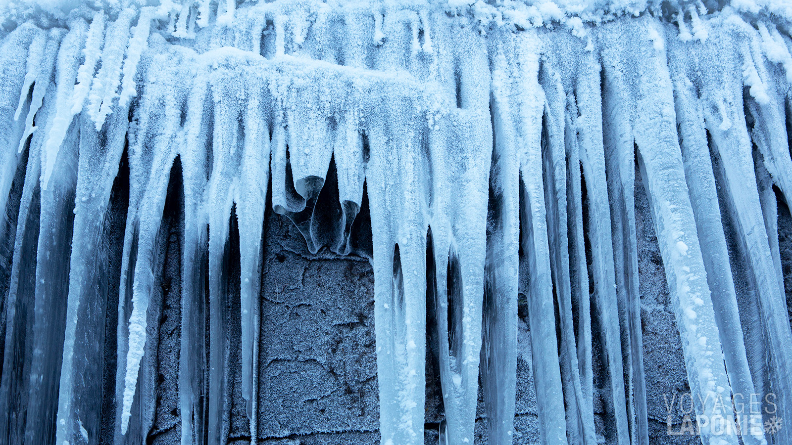 Dans la gorge de Korouoma, vous admirez des formations de glace, des falaises de glace imposantes et des cascades gelées