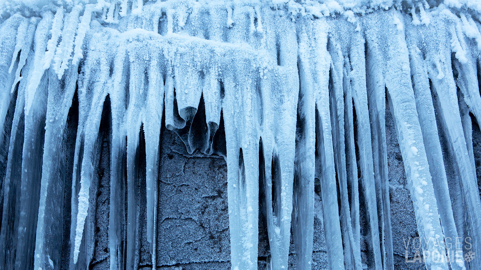 En hiver, les cascades se métamorphosent en gigantesques sculptures de glace, aux teintes allant du bleu translucide au blanc pur