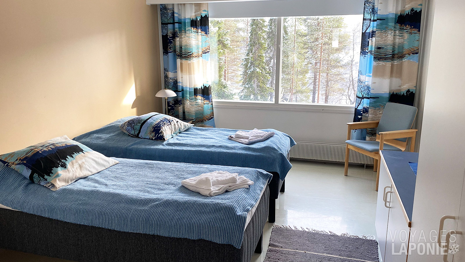 Les chambres standard de l’hôtel offrent une vue sur les collines enneigées ou sur le lac