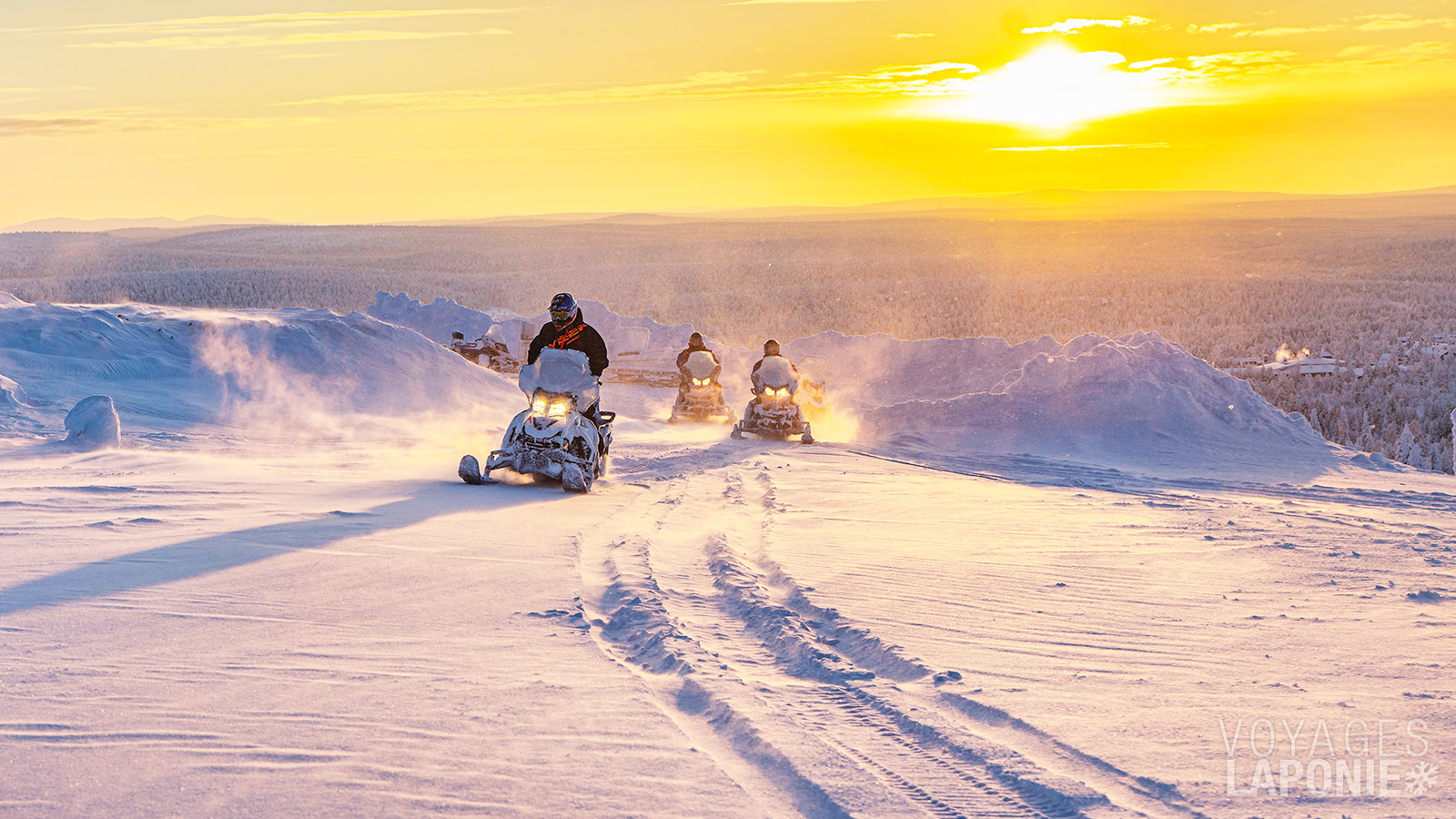 Vous découvrirez la beauté sauvage de Posio, des forêts recouvertes de neige aux lacs gelés, lors d’un safari en motoneige inoubliable