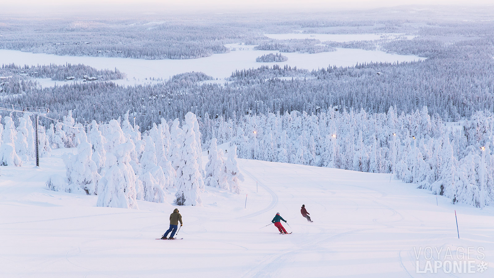 Vous logez dans le charmant village de ski de Ruka, au cœur de l’un des plus beaux domaines skiables de Laponie finlandaise