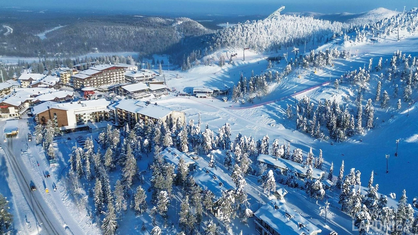Idéalement situé au centre de Ruka, l’hôtel Scandic Rukahovi *** vous accueille directement au pied des pistes de ski