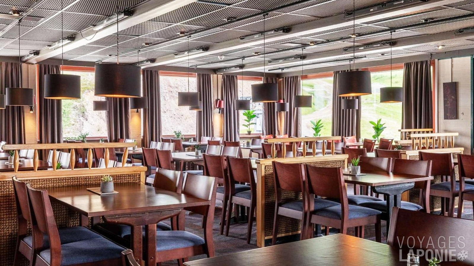 Le restaurant principal de l’hôtel Scandic Rukahovi propose un dîner buffet composé de 3 services