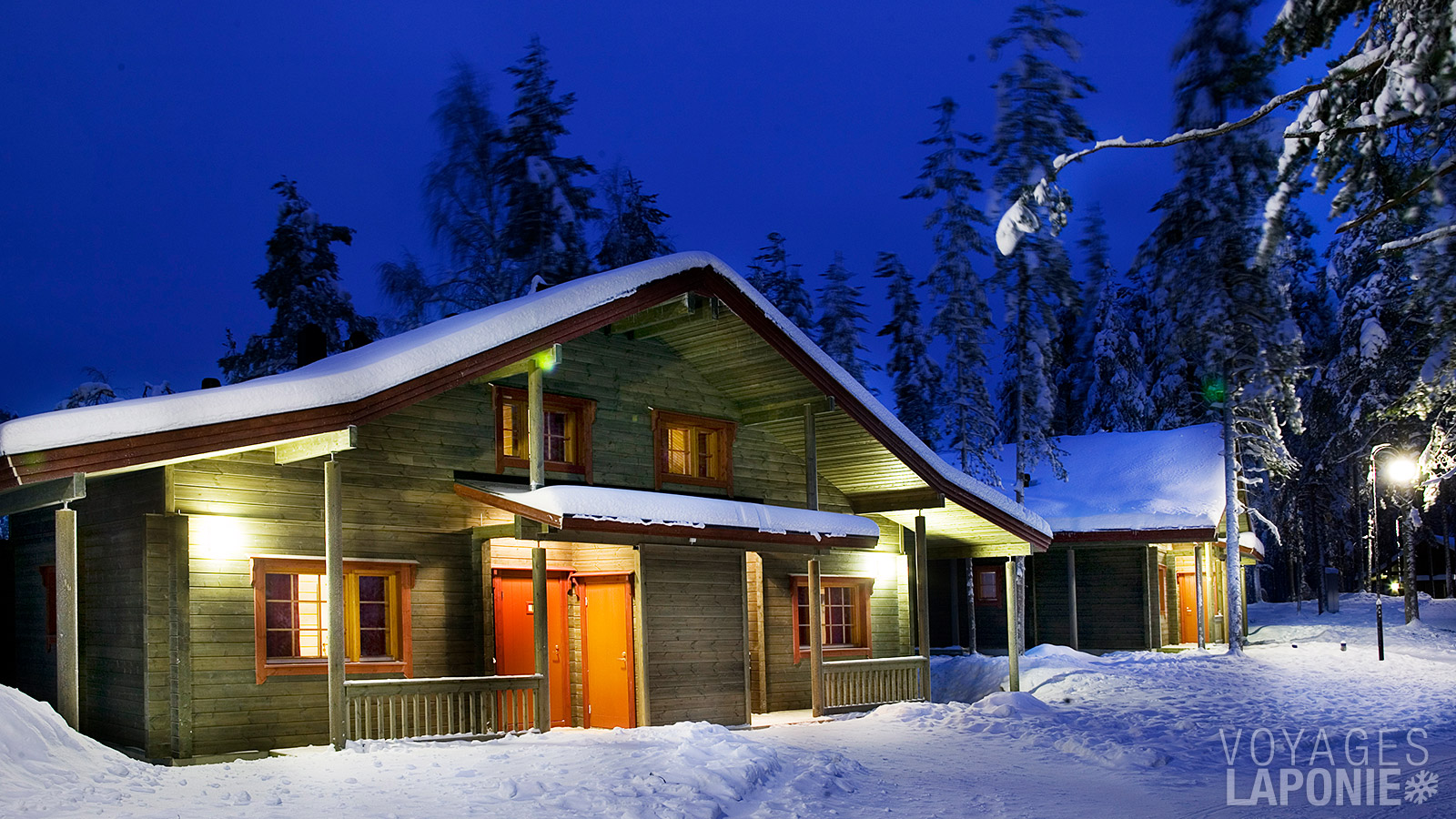 Les chalets disposent notamment d’un séjour avec kitchenette et d’un sauna privé