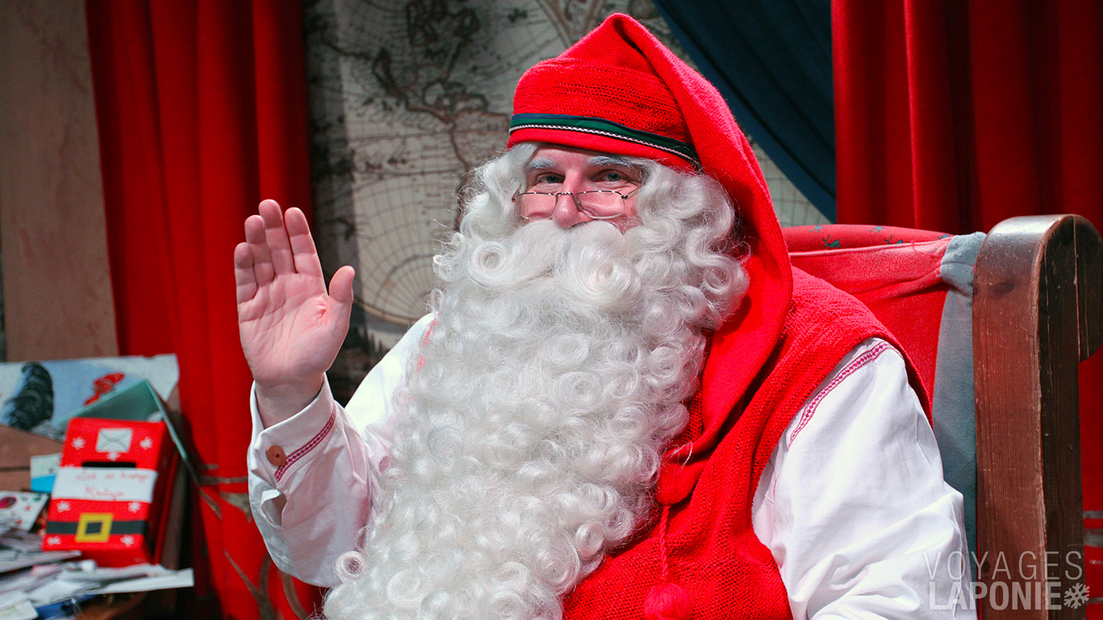 Assis dans un fauteuil confortable, il vous attend : le seul et unique vrai Père Noël