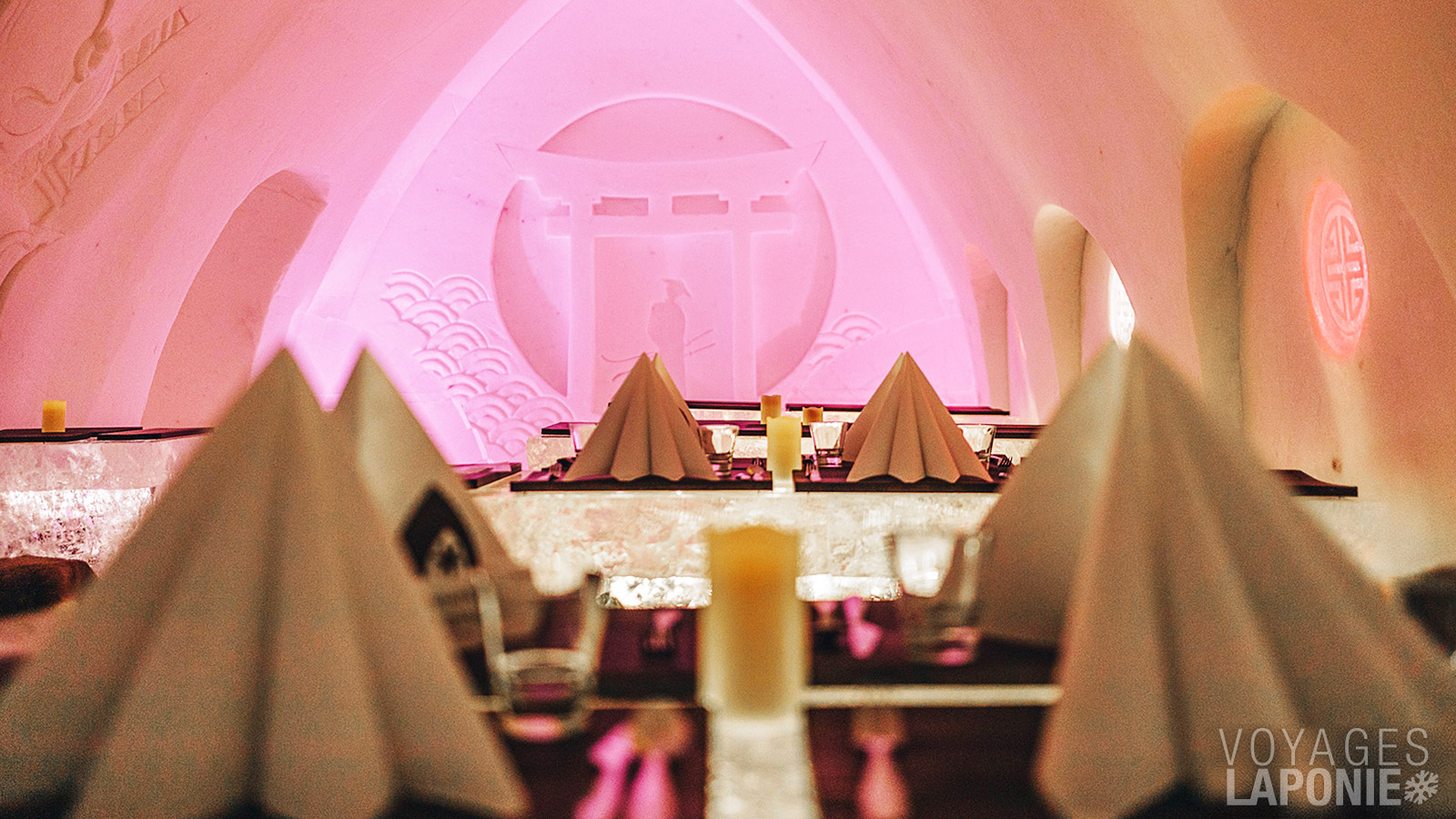 Admirez les sculptures de glace et de neige de l’Arctic SnowHotel et savourez un dîner unique dans son Ice Restaurant