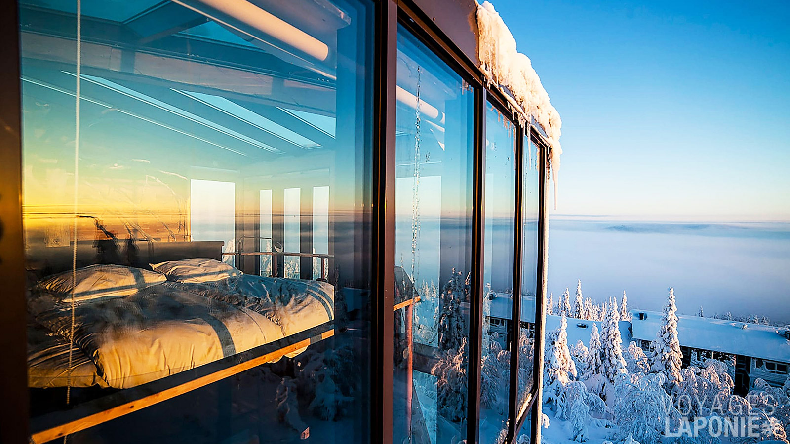 Les grandes baies vitrées d’une Aurora View Suite offrent une vue imprenable sur la vallée et le ciel étoilé du nord