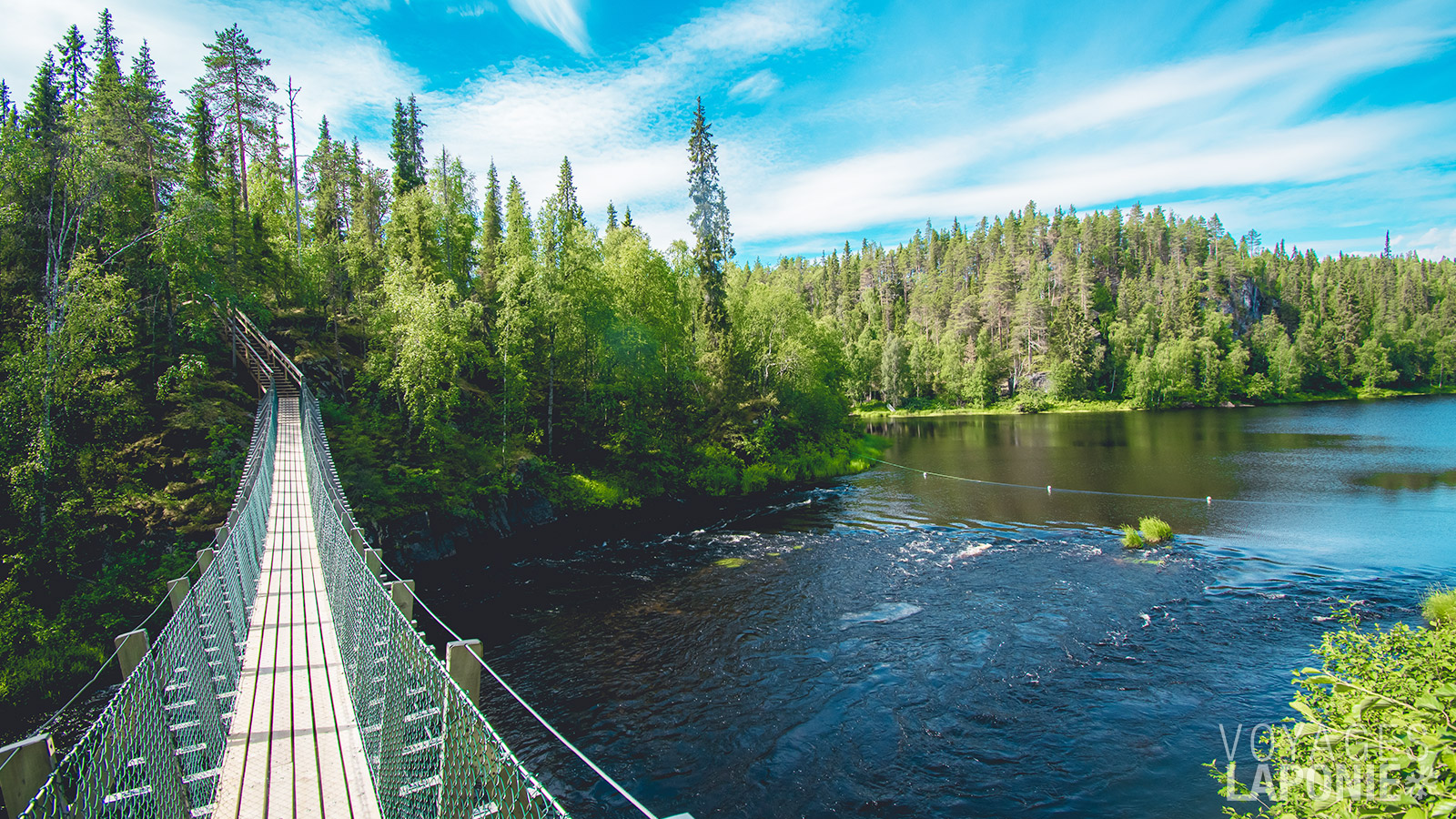 À plusieurs endroits, il faut traverser la rivière via un pont suspendu