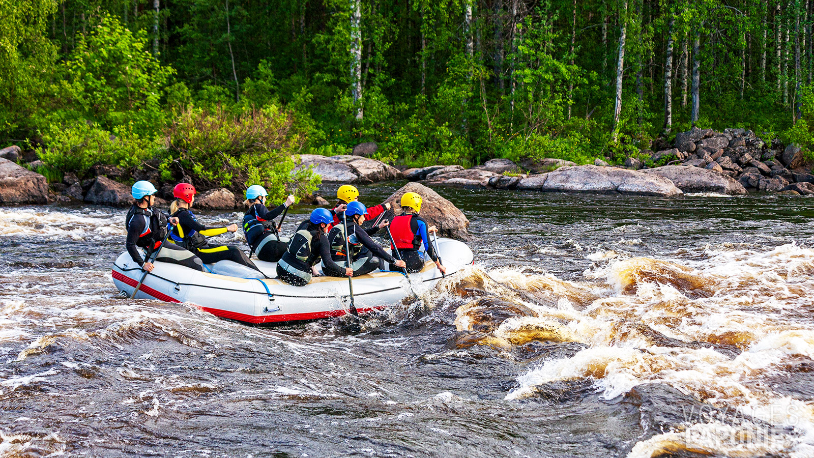 Lors du rafting, vous descendez la rivière Kitka