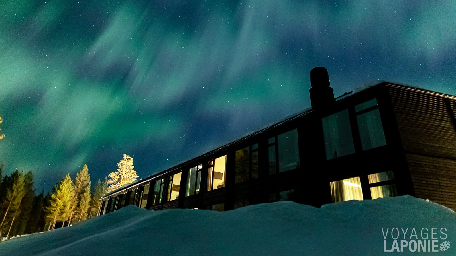Toutes les chambres et suites de l’hôtel disposent de grandes baies vitrées offrant une vue imprenable sur la nature
