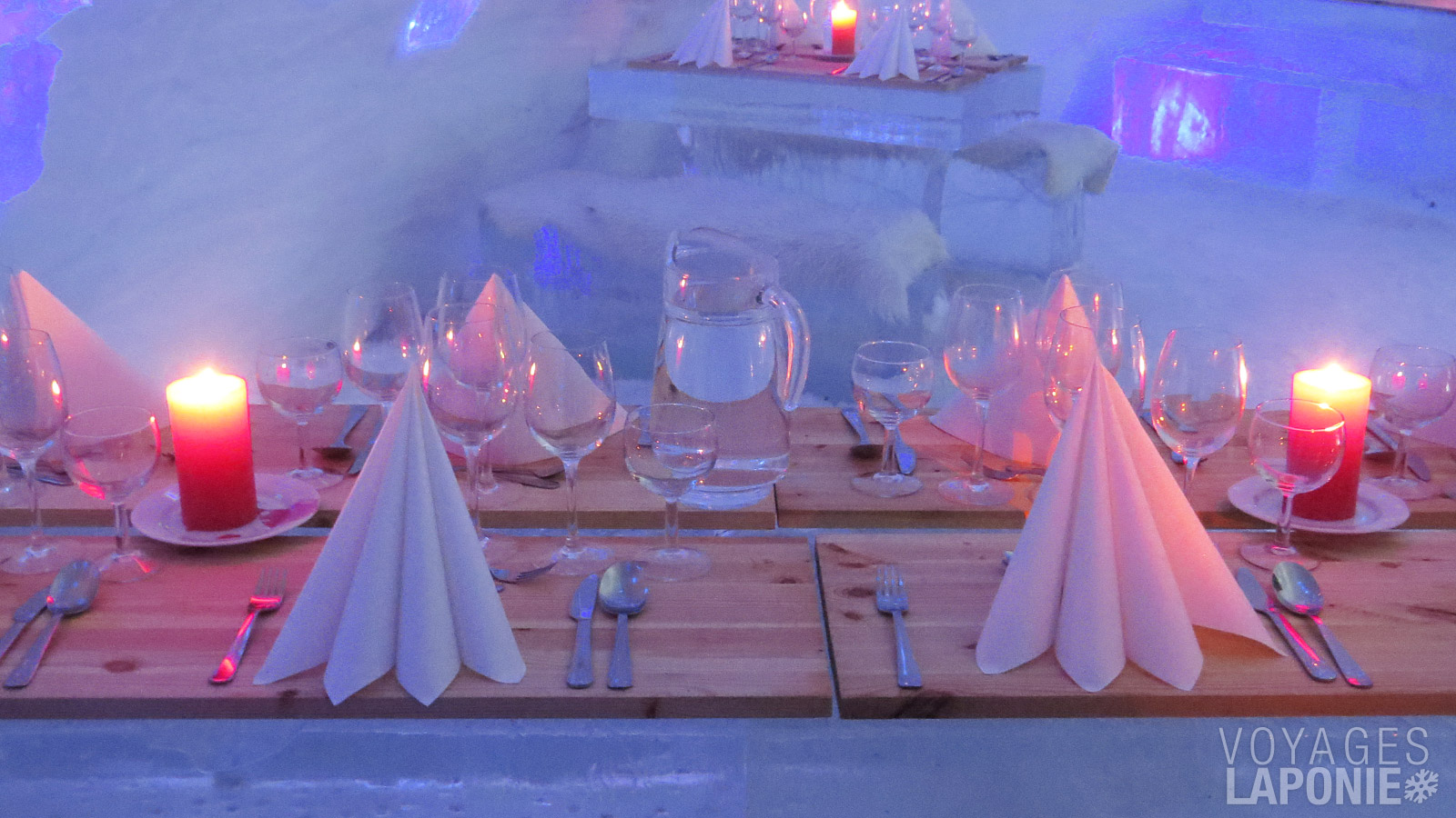 Le soir, vous dégustez un menu à trois plats dans le restaurant de glace non chauffé