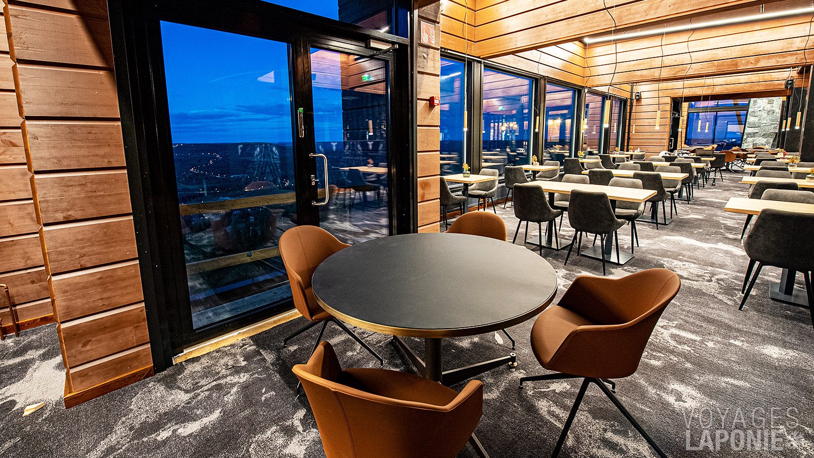 Au restaurant panoramique d’Iso Syöte, un buffet de petit-déjeuner est servi le matin et vous pouvez y dîner le soir