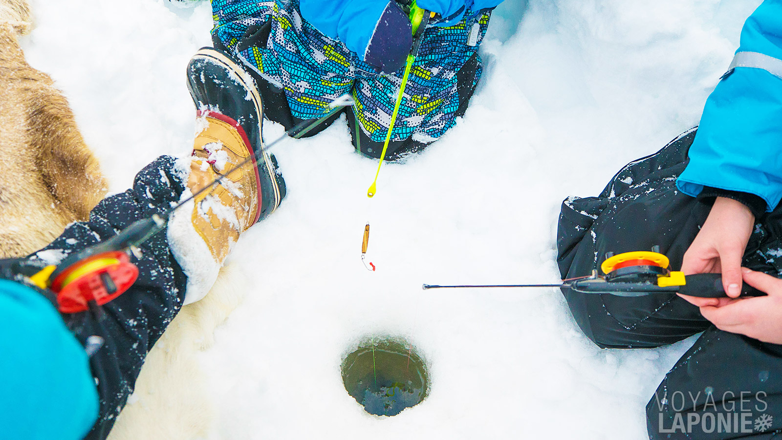 La pêche sur glace, où l’on tente de capturer des poissons avec un hameçon à travers un trou dans la glace, est en réalité un jeu d’enfant