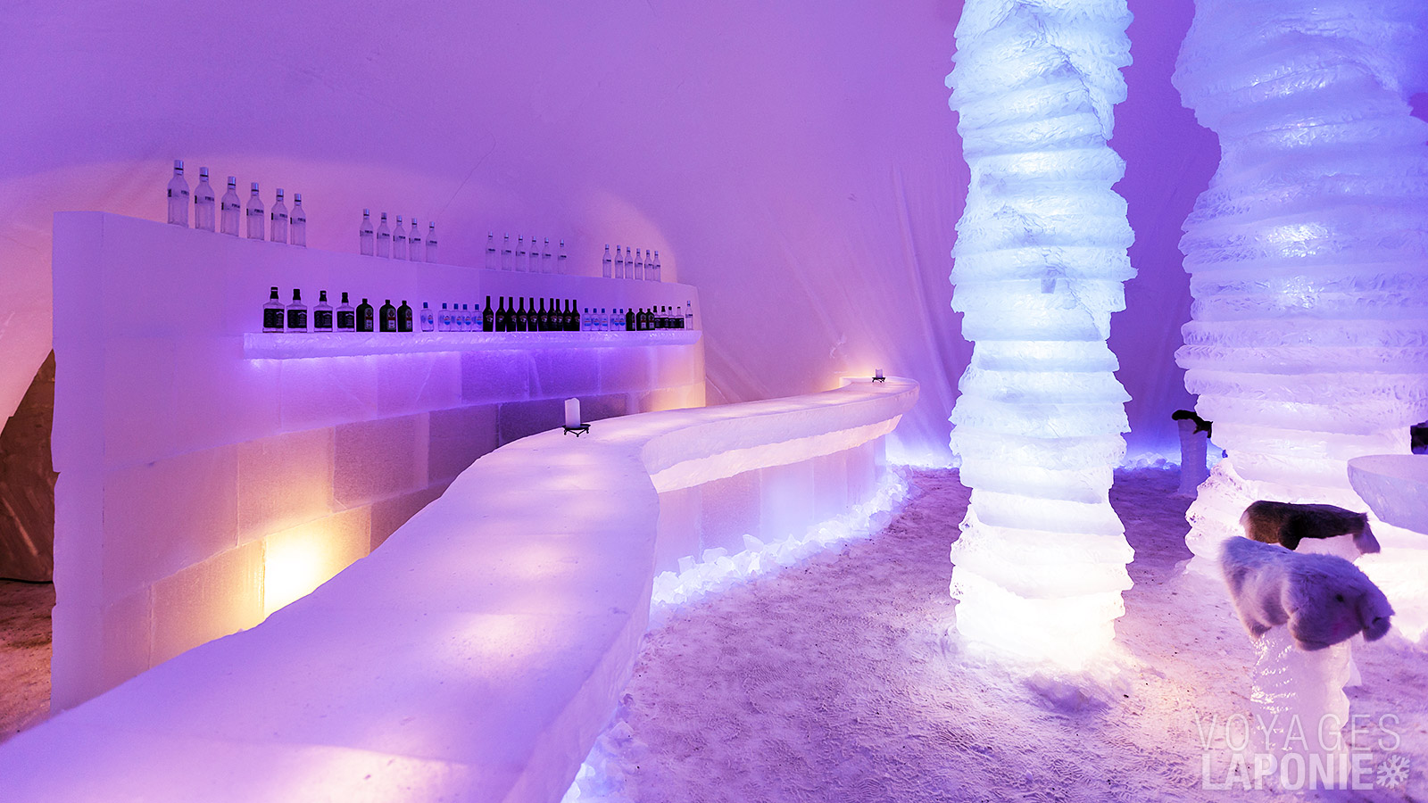 Pour les amateurs de sculptures de glace et d’art sur neige, une visite à l’Arctic SnowHotel est incontournable