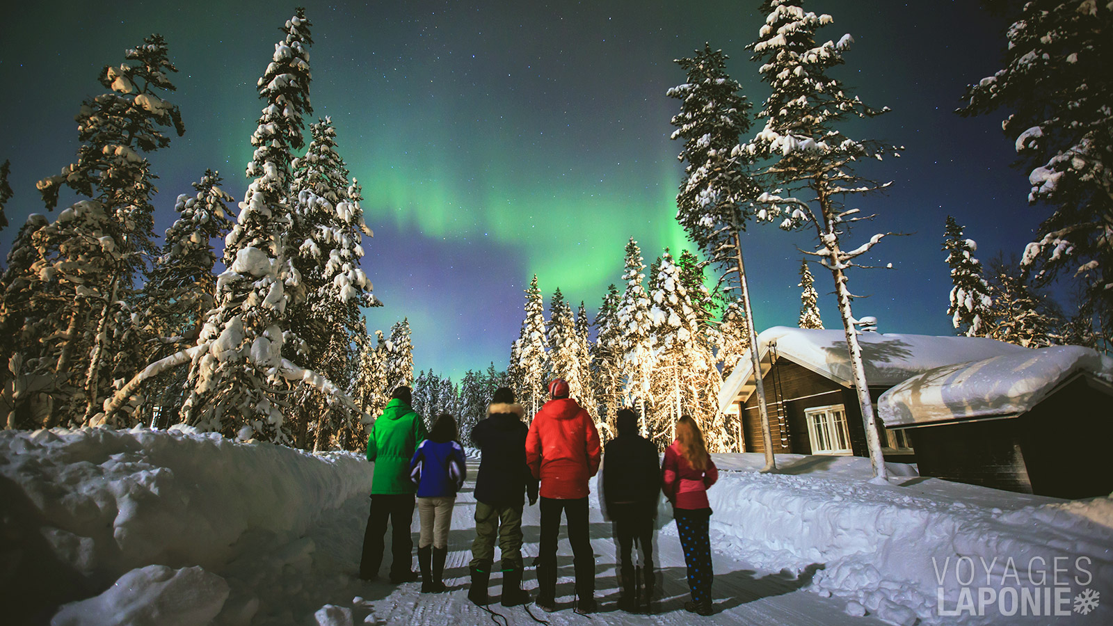 La Laponie se trouve au-delà du cercle polaire arctique, ce qui en fait une destination idéale pour observer les aurores boréales