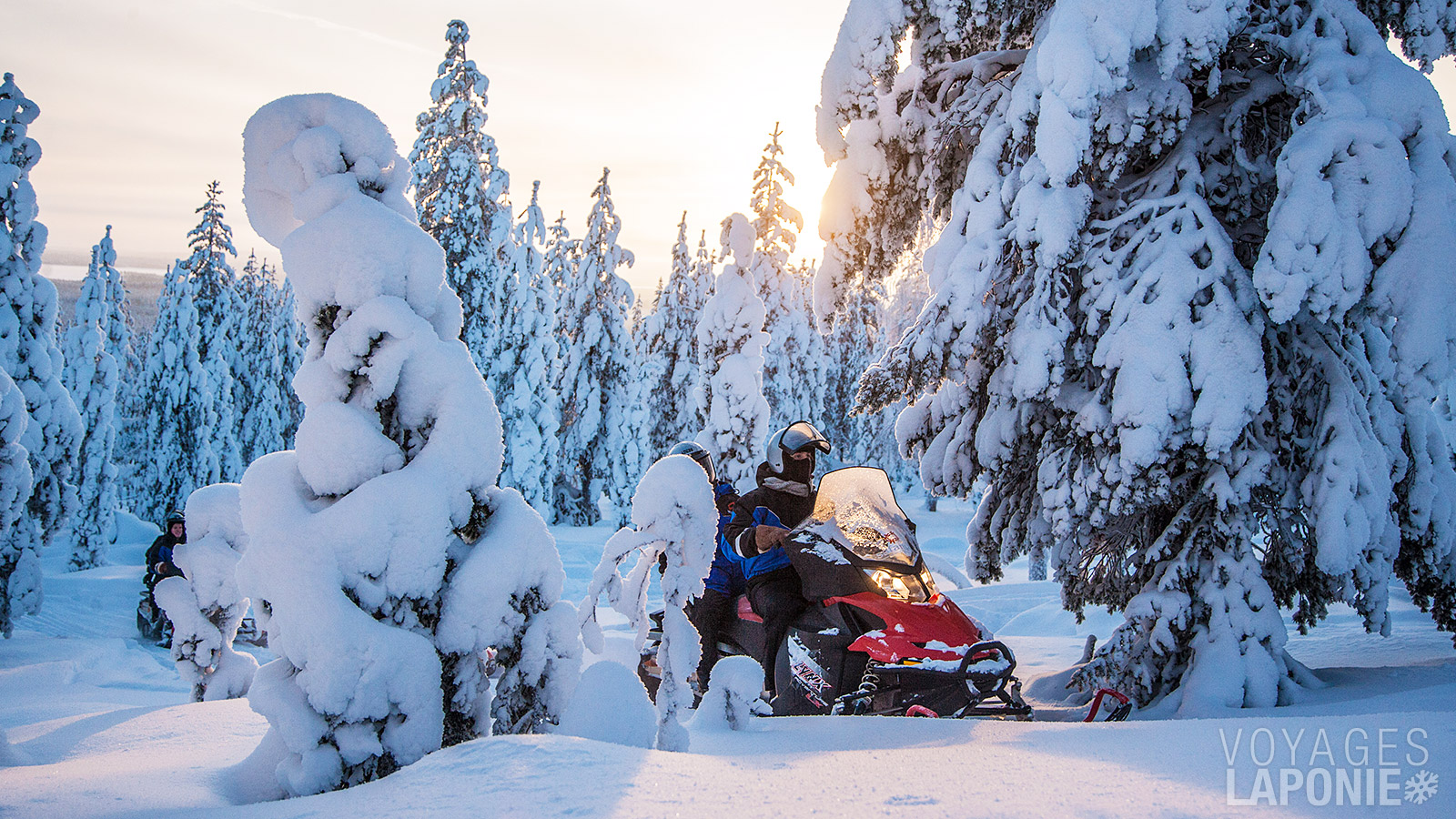 L’une des excursions les plus palpitantes en Laponie hivernale est sans aucun doute une aventure en motoneige
