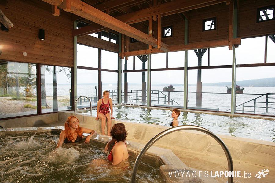 Le complexe dispose entre autres d’un spa avec notammen jacuzzi, petit bain profond, sauna et ‘étang’ gelé où on peut nager