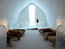 Vous bénéficierez d'une visite guidée et découvrirez les différentes sculptures de glace, les suites de glace, la chapelle de glace, le restaurant de glace et le bar de glace